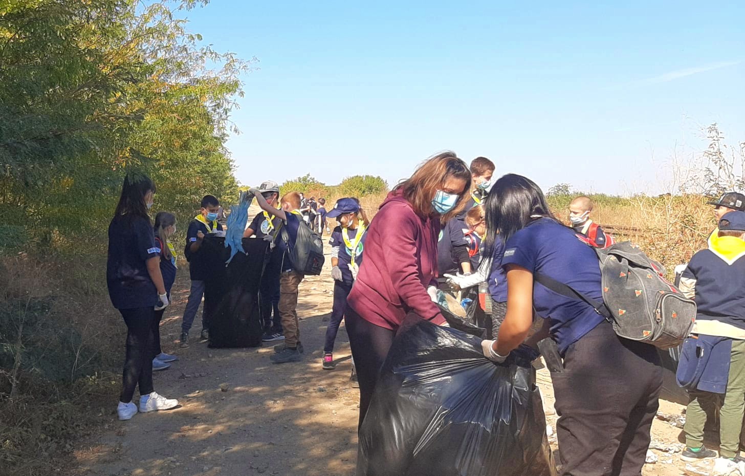 Campioni ai voluntariatului: Peste 120 de cercetași au strâns 100 de saci de deșeuri!